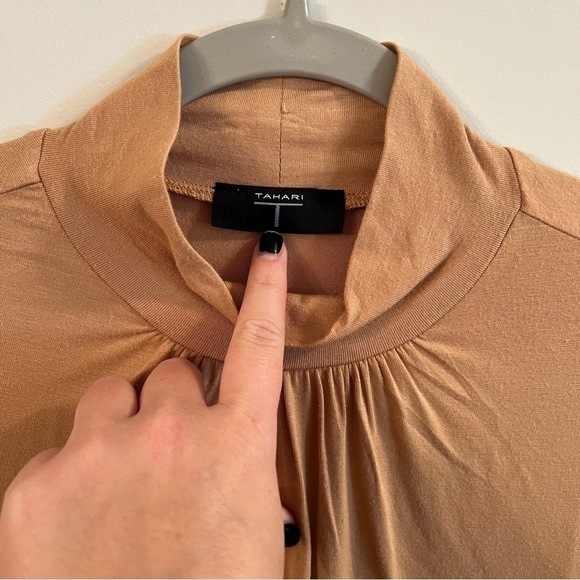 Women’s T Tahari tan turtleneck long sleeve blouse size small S - Picture 4 of 5